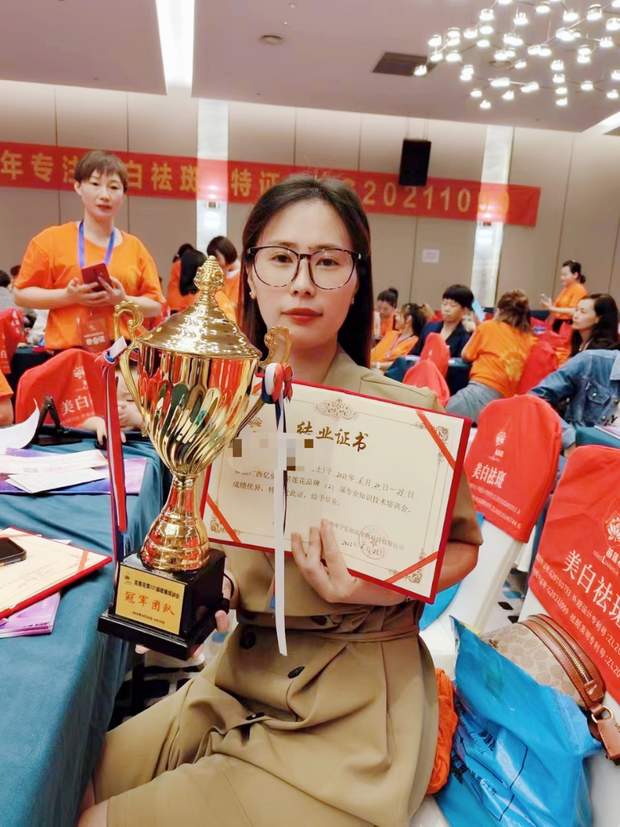 苗莲花专访 | 朱莉：对美业越来越爱，走进苗莲花让人生更精彩！