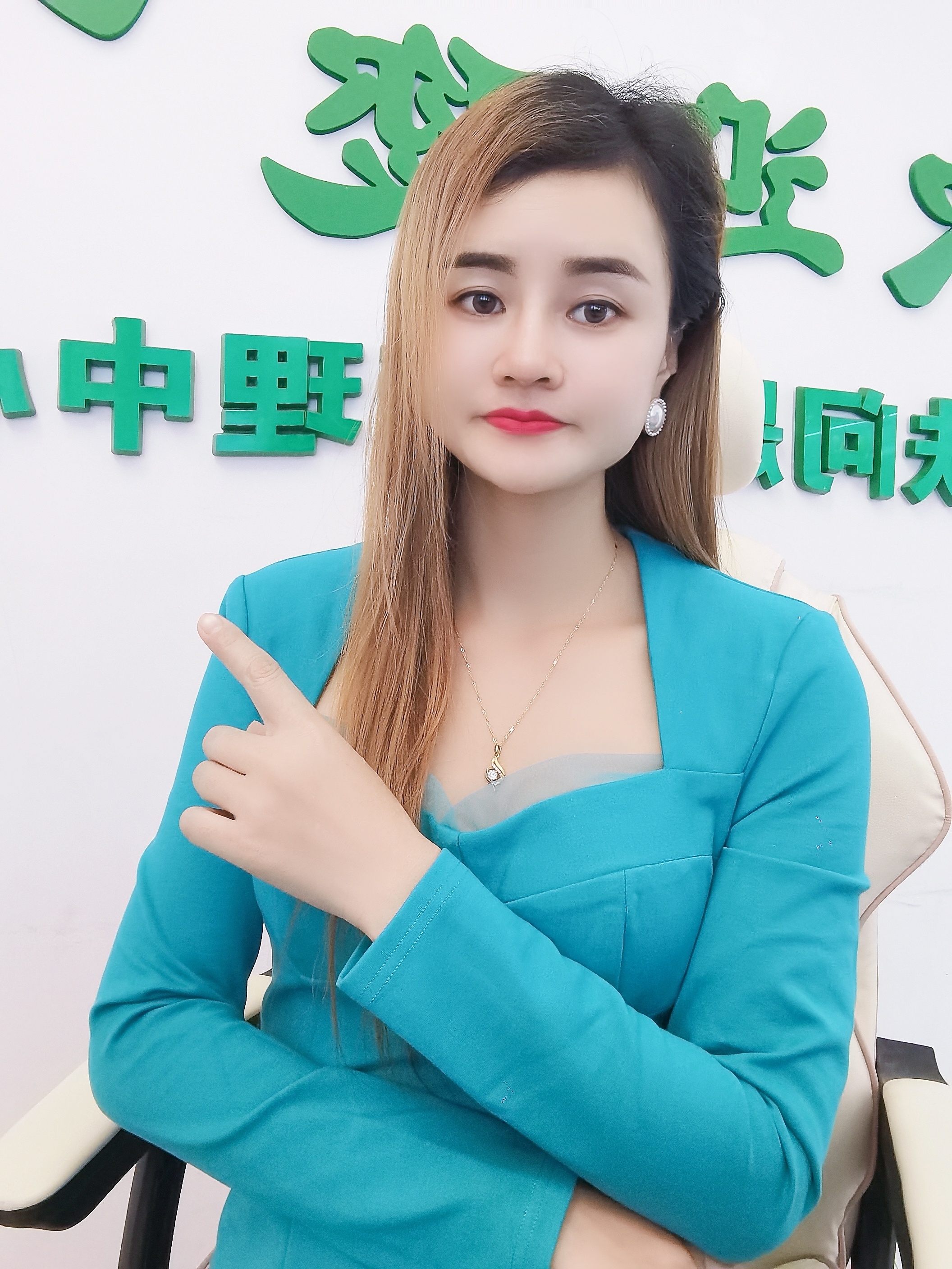 苗莲花专访 | 周彦妃：因为淋过雨，所以想为别人撑起伞