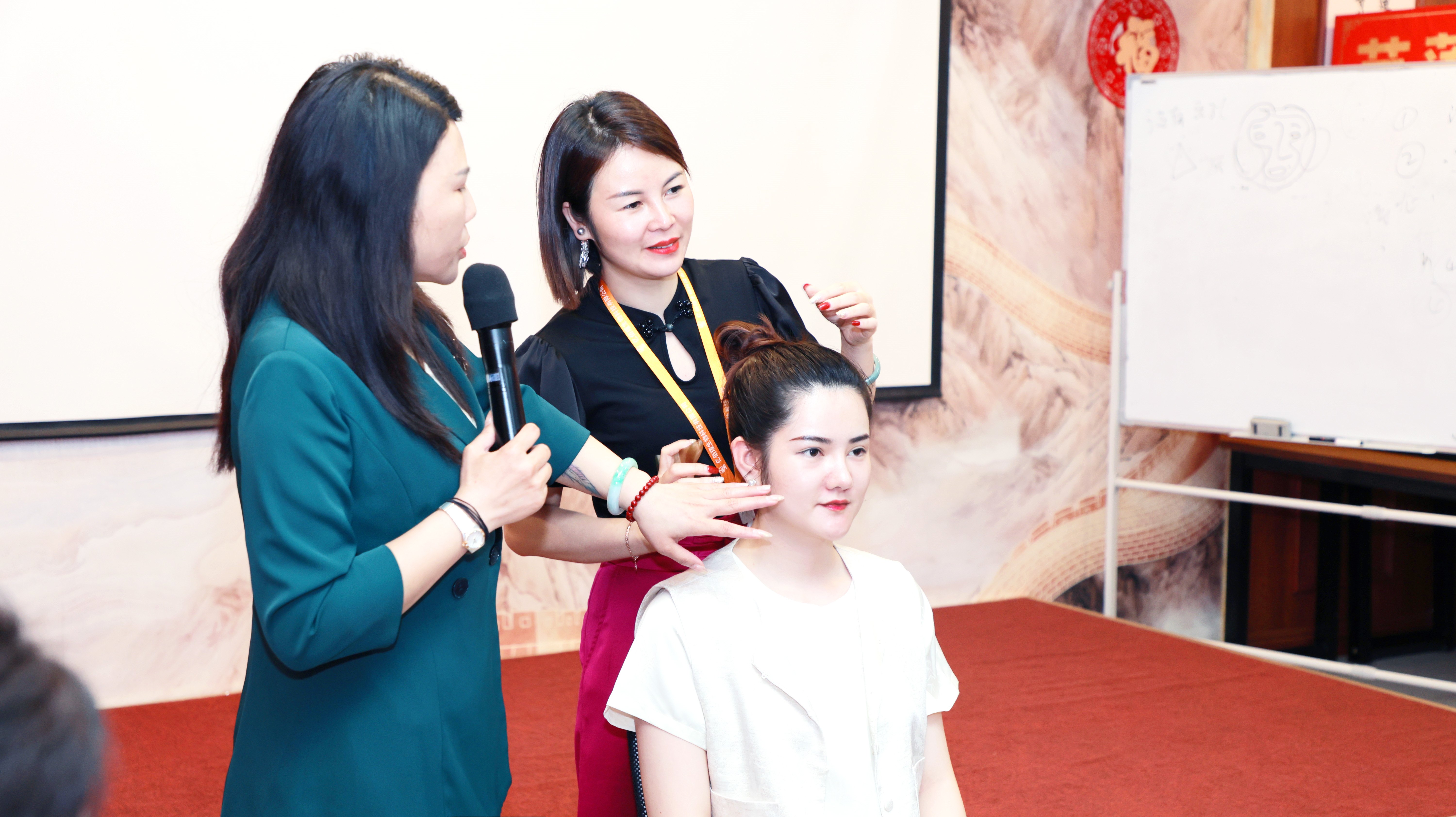 激情五月，聚力同行 | 苗莲花品牌5月员工大会火热召开！