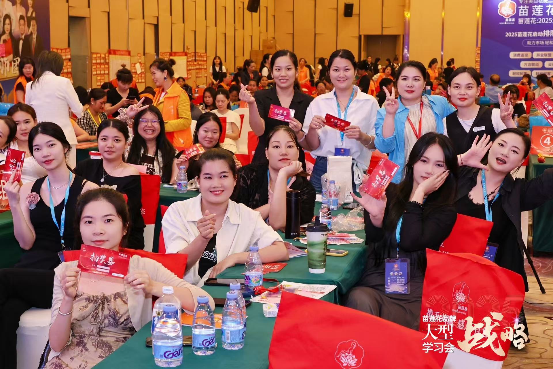 苗莲花专访 | 彭显丽：负债百万怎么活？从至暗到重生，她改写了人生剧本