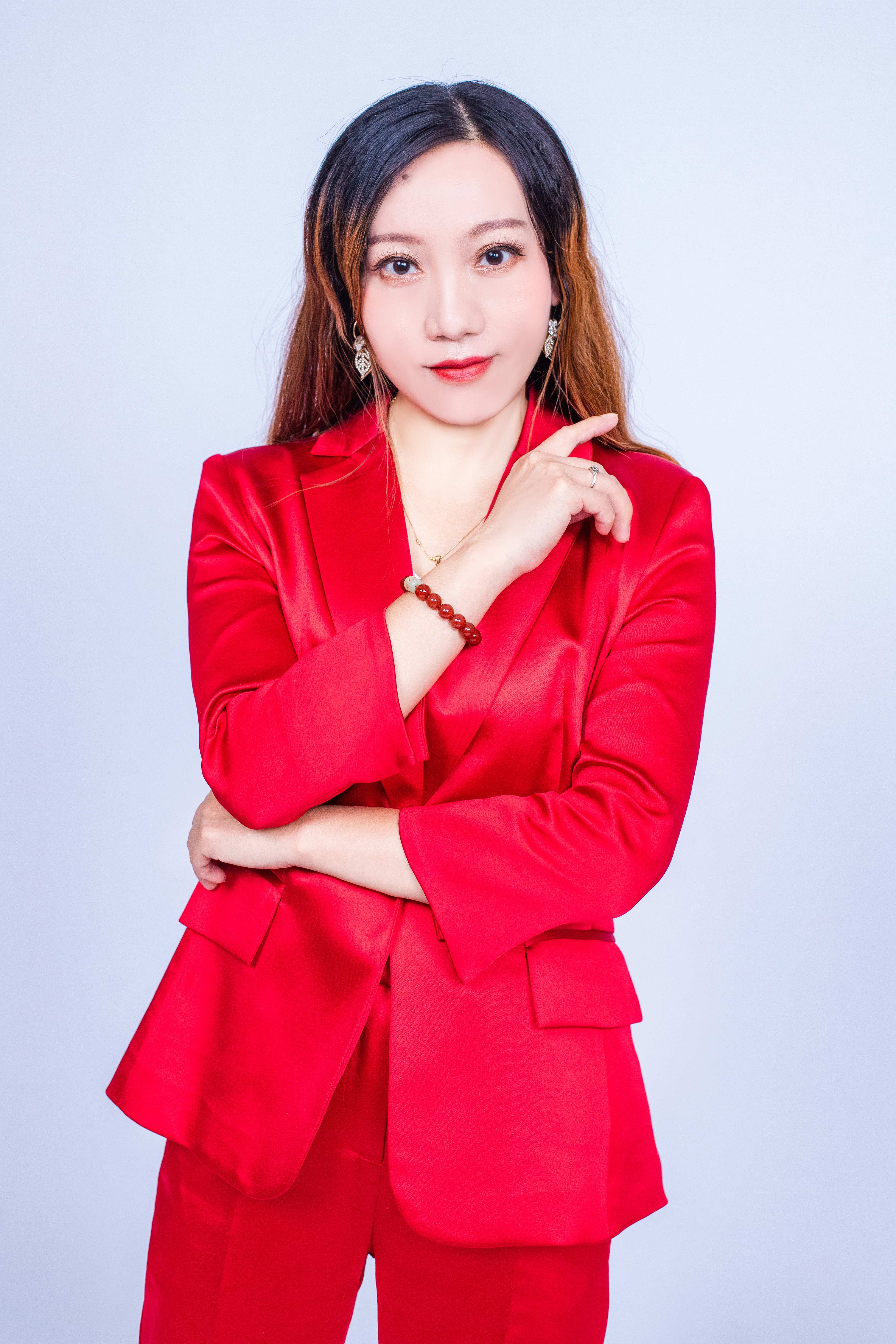 苗莲花专访 | 谢辰宁：从矿山女孩到美业翘楚，她用“不服输”走出滚烫人生